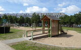 08-0033-XVL Düsseldorf, Warschauer Straße, IHZ-Park, Spielhäuschenkombination Borken (4).JPG